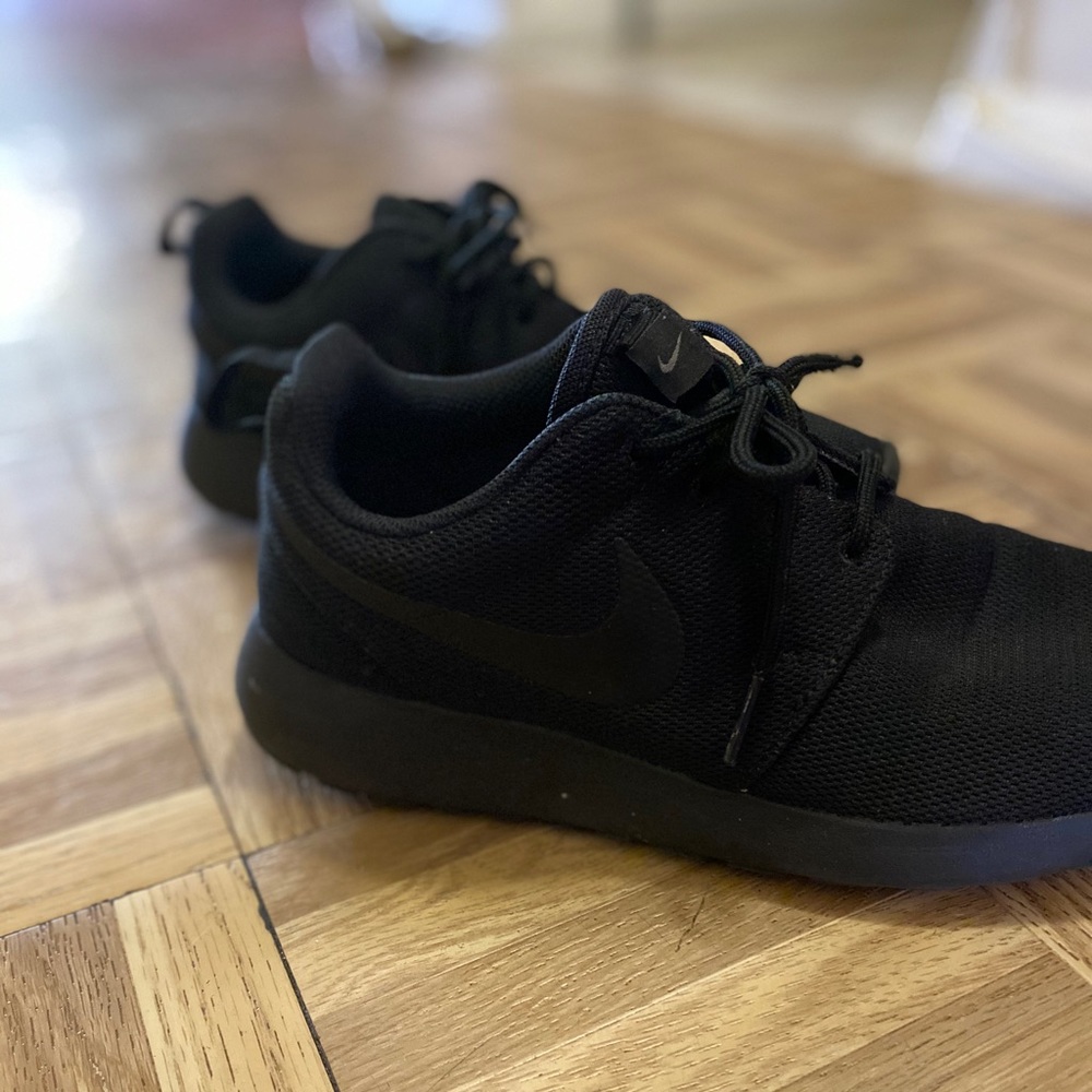 NIKE Roshe One Black on black